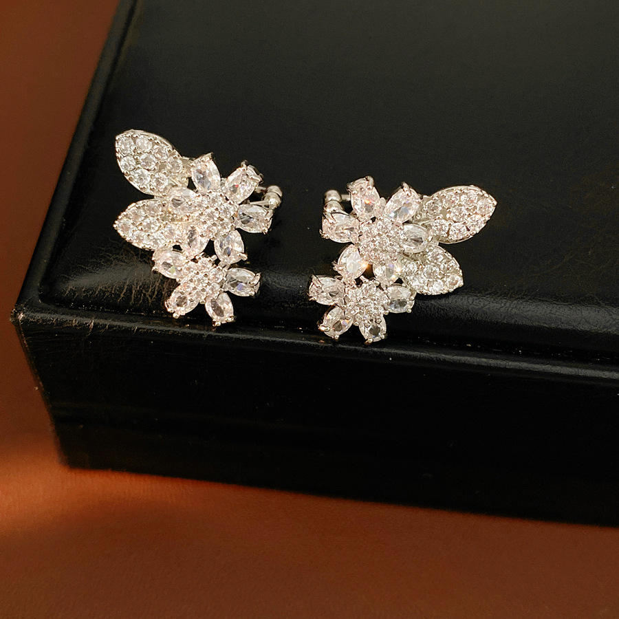 Zircon arco flores orejas clips de orejas mujeres sin agujeros de orejas personalidad temperamento nicho pendientes ligero lujo alta sensación auriculares al por mayor