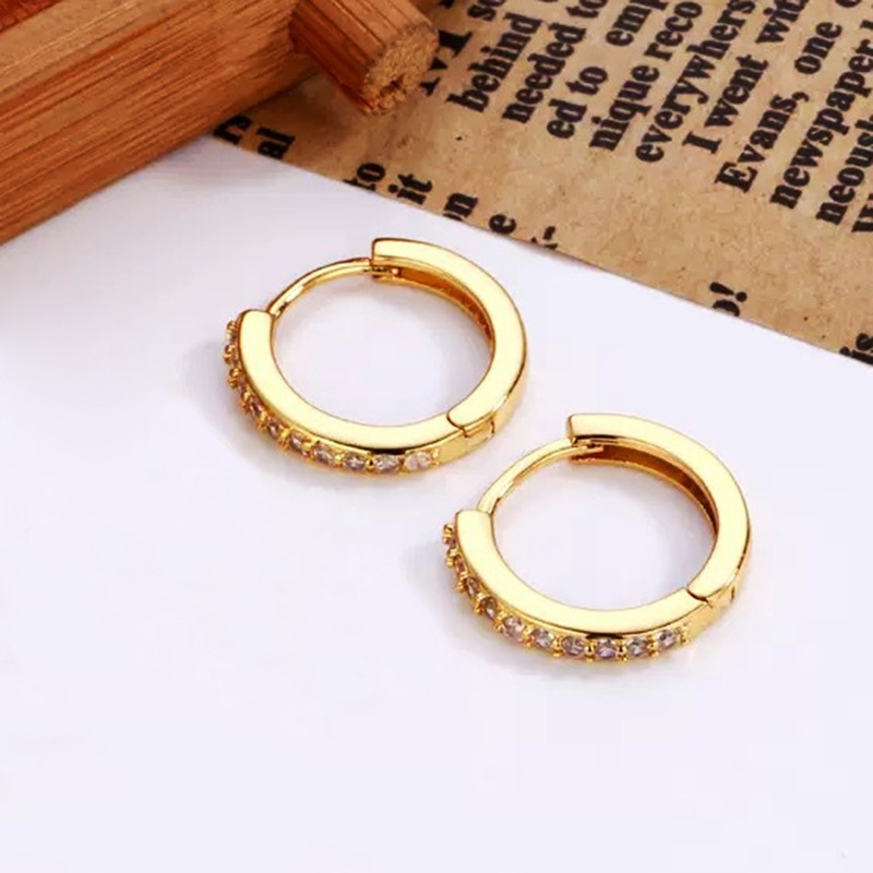 Nicho de moda transfronteriza sensación de diseño de cobre chapado en oro real perfiles redondos de alta calidad sensación de lujo ligero pendientes de mujer venta directa