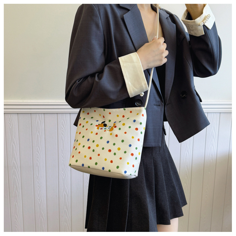 This year, polka dot canvas bags are in vogue for women's autumn and winter 2024. The new versatile commuter single-shoulder crossbody bag is in vogue undefined