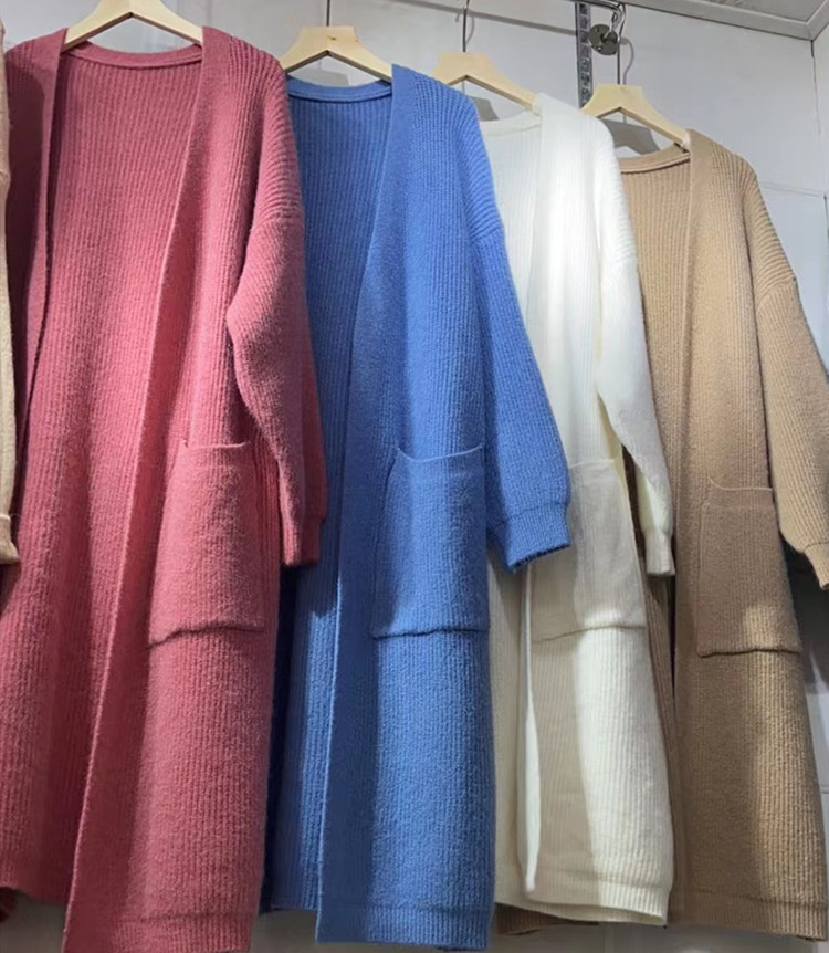 Lockerer, einfarbiger Strickjackenpullover für Damen mit gestrickten Taschen_voghion.com