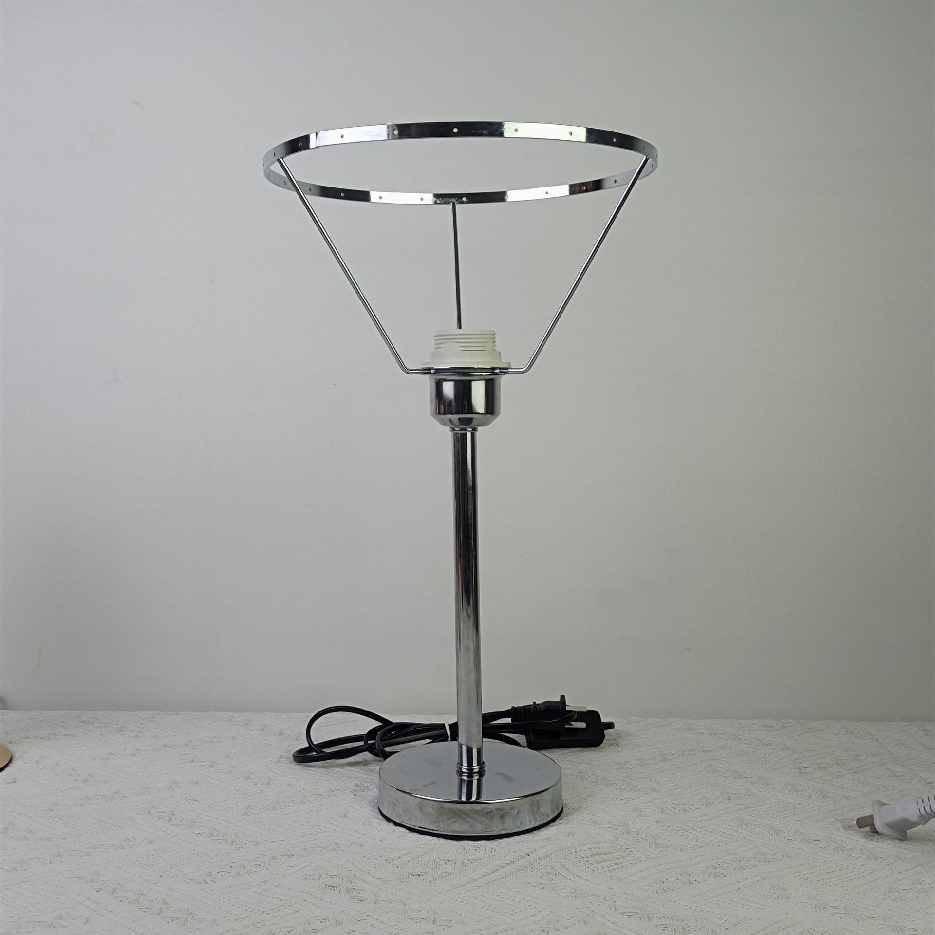 Hecho a mano DIY lámpara de mesa casera hierro estante base oro traje E27 bombilla libre abuela lana a cuadros ganchillo