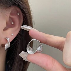 デザイン感の幾何学的な円のねじりの木目のイヤリングの女性の軽くて豪華な高級感の気質の耳のボタンの冷たい風の独特な耳飾り