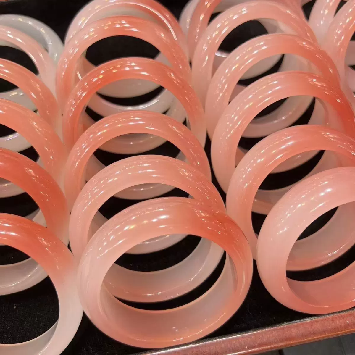 新款时尚简约女款仿海云母变色手镯紫外线日照变色粉手镯直播品款