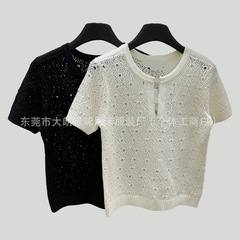 新商品の発売 ~ 小香風の流行の純色の透かし彫りの穴のlogoボタンは丸首のニットの半袖の上着の女性をつなぎ合わせます ~