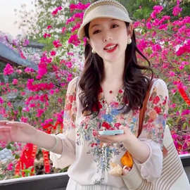 女人味雪纺减龄花色清新甜美时尚灯笼v领小衬衫上衣袖年2026春季