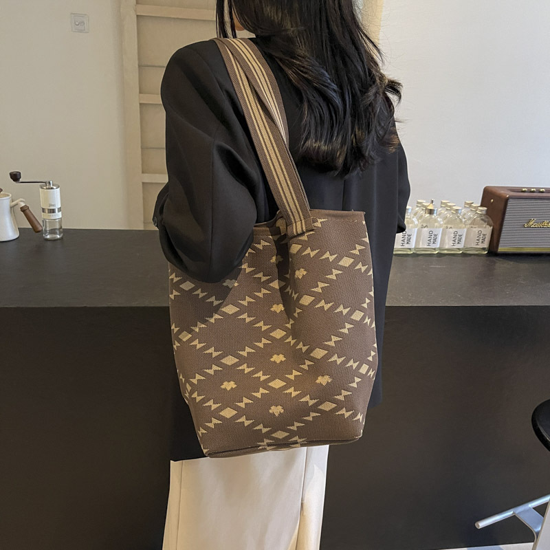 Single-shoulder bag, black and white large-capacity shopping bag, handbag, single-shoulder striped fashionable and versatile knitted color-blocking tote bag undefined