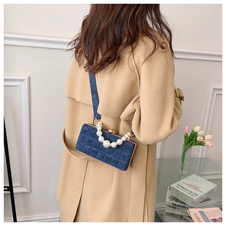 Velvet Bag Pearl Hand Chain Bag Women's Dull Polish Bag Ins2021 Winter New Textured Shoulder Messenger Bag display picture 4