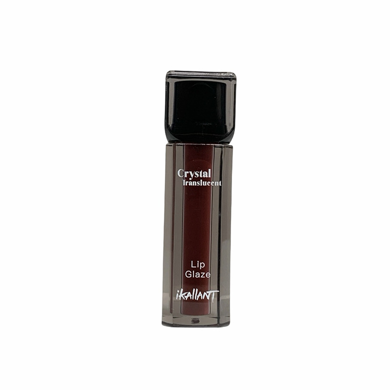 El esmalte de labios brillante y delicado de Ke Lauder no es fácil de tocar en la taza. El espejo de luz de agua muestra lápiz labial blanco. Cosméticos de maquillaje