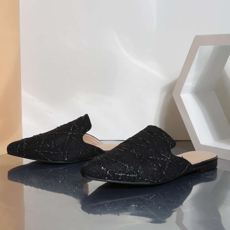 Damsandaler med bullhuvud och halvklackar bär en platt mullersko_voghion.com