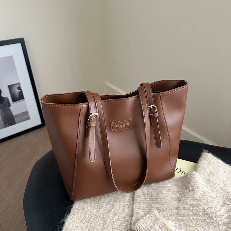 Gran capacidad de ocio retro bolso 2024 nueva moda simple de color sólido extranjero bolso de hombro portátil de mujer debajo de la axila