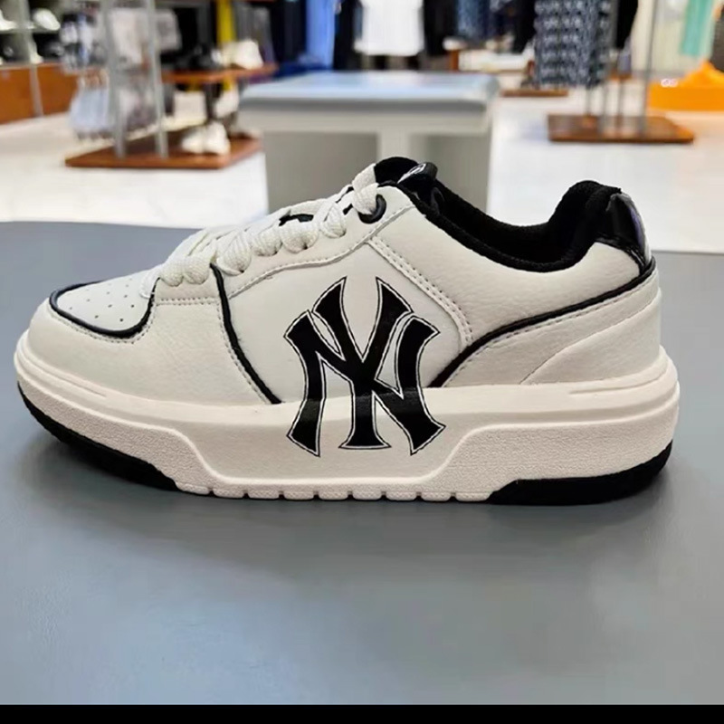 흰색과 검정색 시니어 신발(반 사이즈 너무 작음)