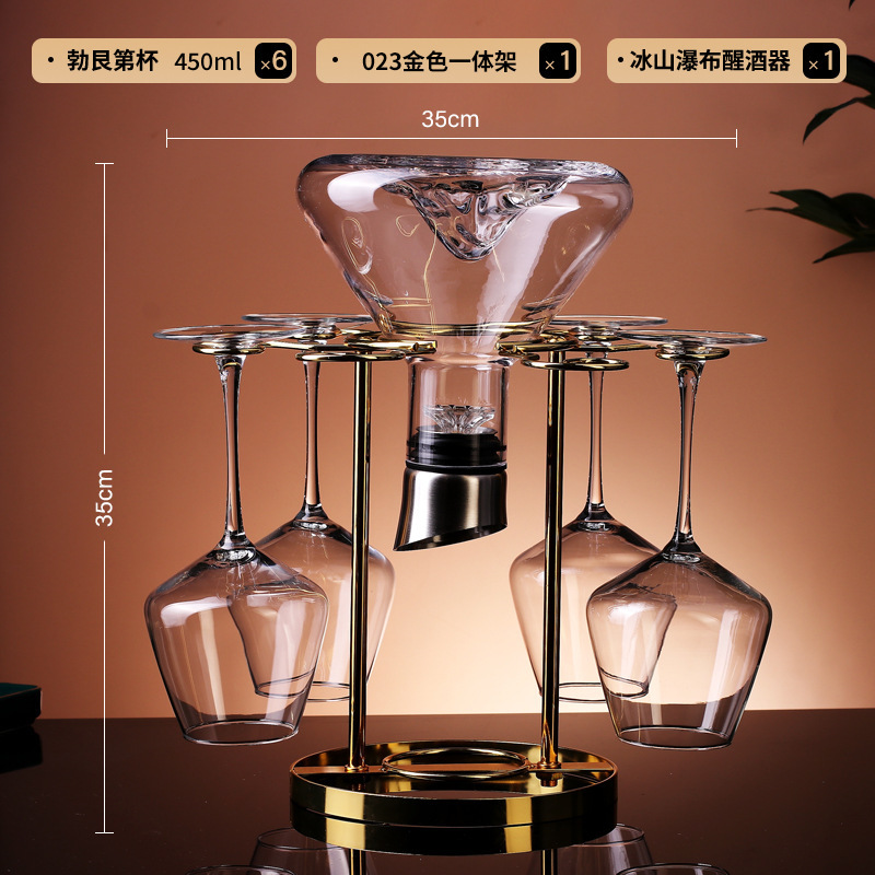 軽くて豪華な風の金色の酒の箱はワインの棚を飾ってワインの棚のワインの杯の棚を並べます。|undefined