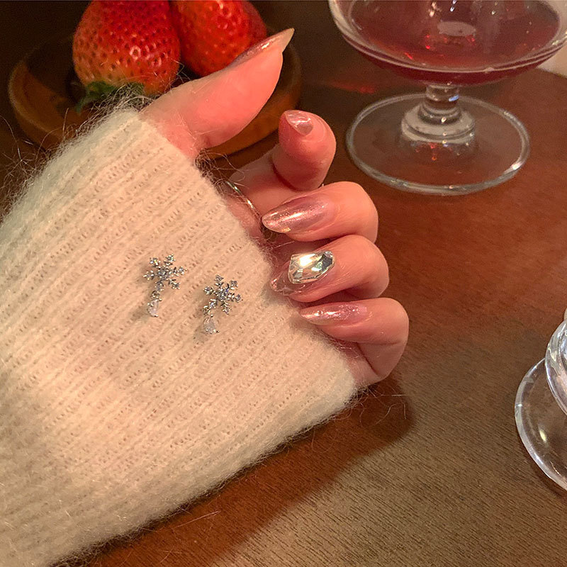 Snowflake water droplet zircon earrings for women, with a light luxury high-end temperament, niche earrings, new cool_voghion.com