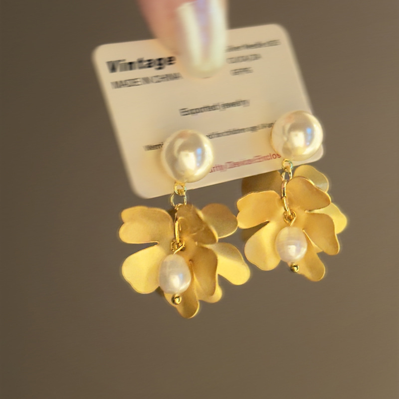 Pendientes de flores de perlas de agua dulce con aguja de plata Pendientes de temperamento retro francés femenino Pendientes de todo fósforo de nicho Lujo ligero y de alta gama
