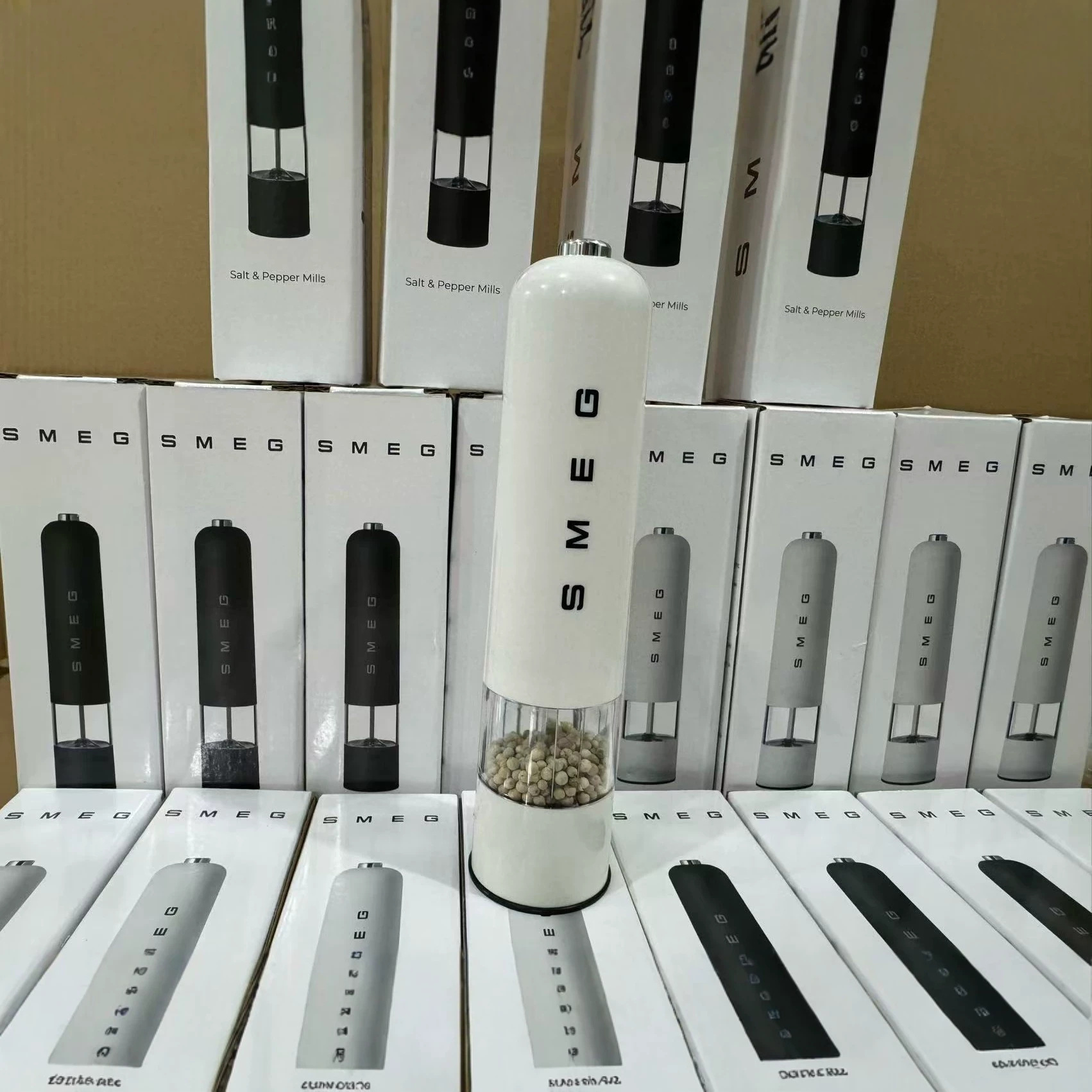 Smeg üslubunda elektrikli qəhvə dəyirmanı, ağ və qara