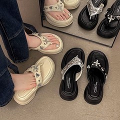 大衆が国境を越えて爆発した欧米の夏の新型ファッションリベットの人の字は厚い底の女性のスリッパのカジュアルなフラットサンダルを引っ張る