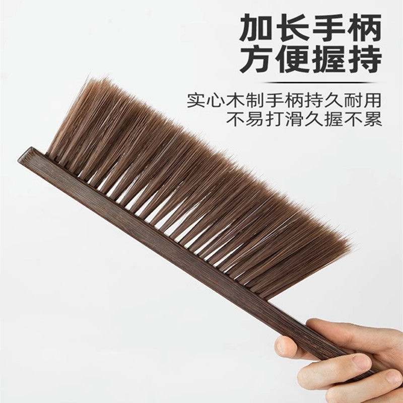 メーカーの現物掃除のほうきの鶏の羽の木のベッドの上の長い柄の鶏の羽の木のベッドのブラシはほこりを掃除して服のほうきを洗います。|undefined