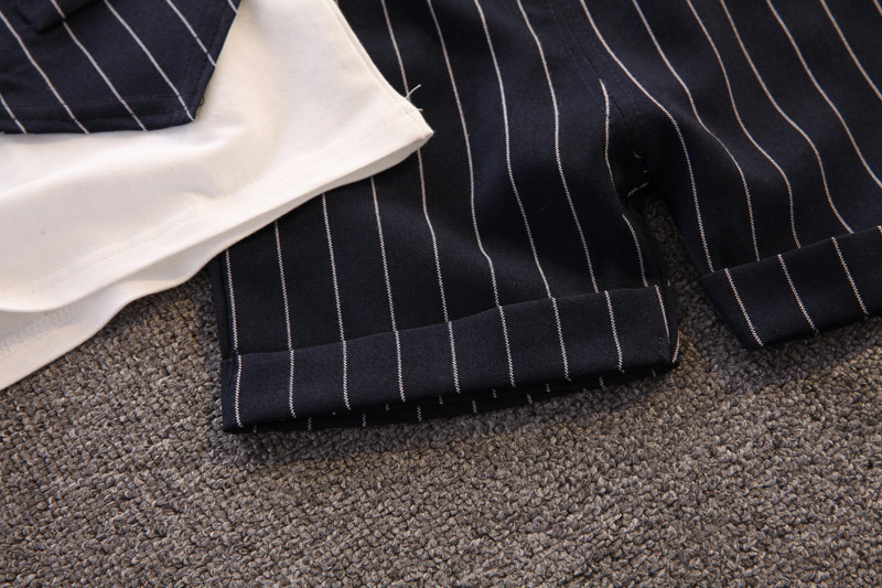 竖条领结背带套装