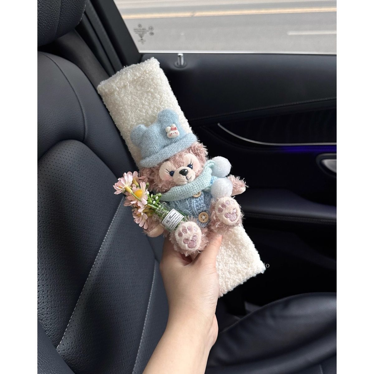 Autumn and winter car seatbelt shoulder pad, car protective cover, anti-neck strangulation, essential car accessory for new cars, car interior decoration for girls