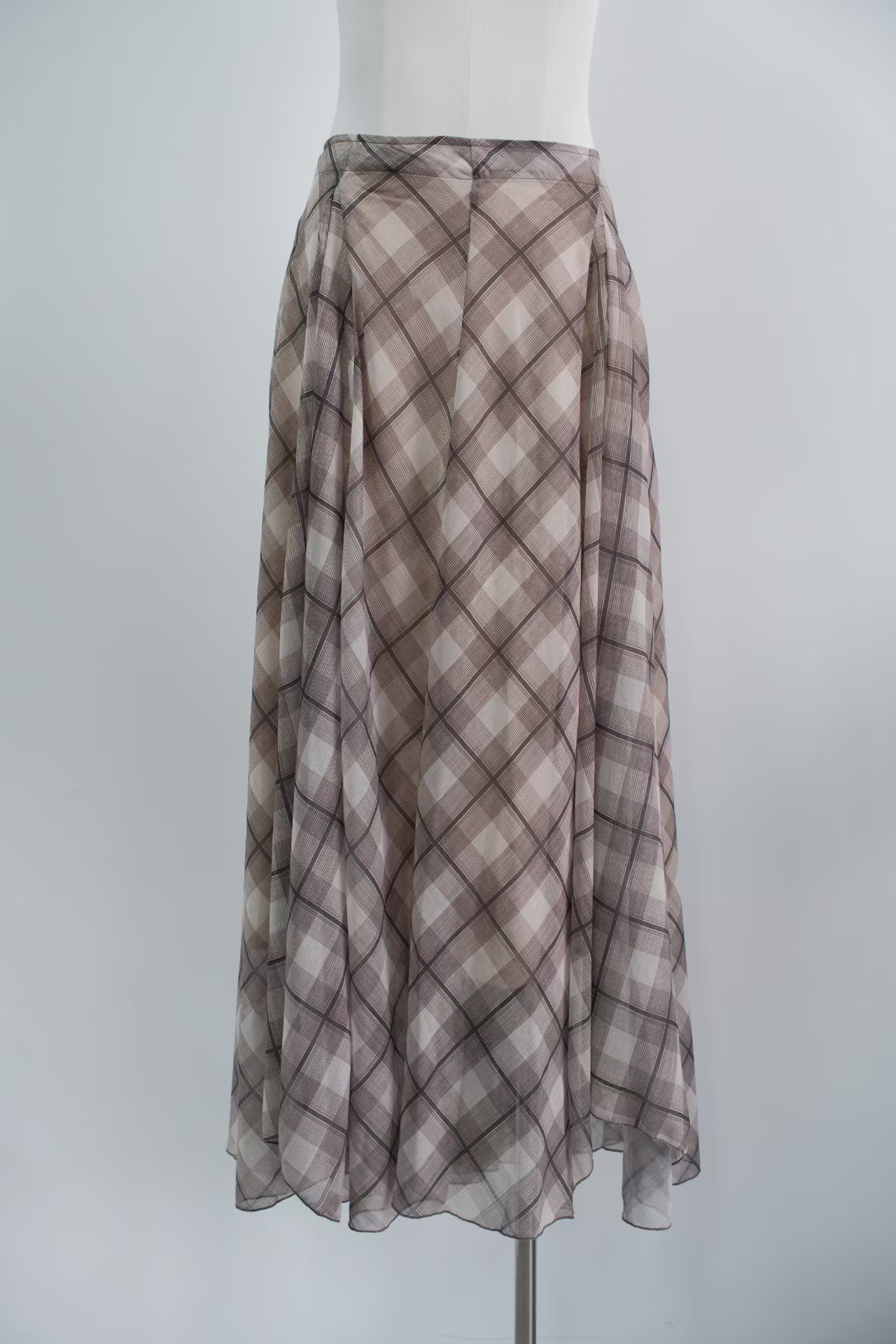 브라운 체크 무늬 스커트