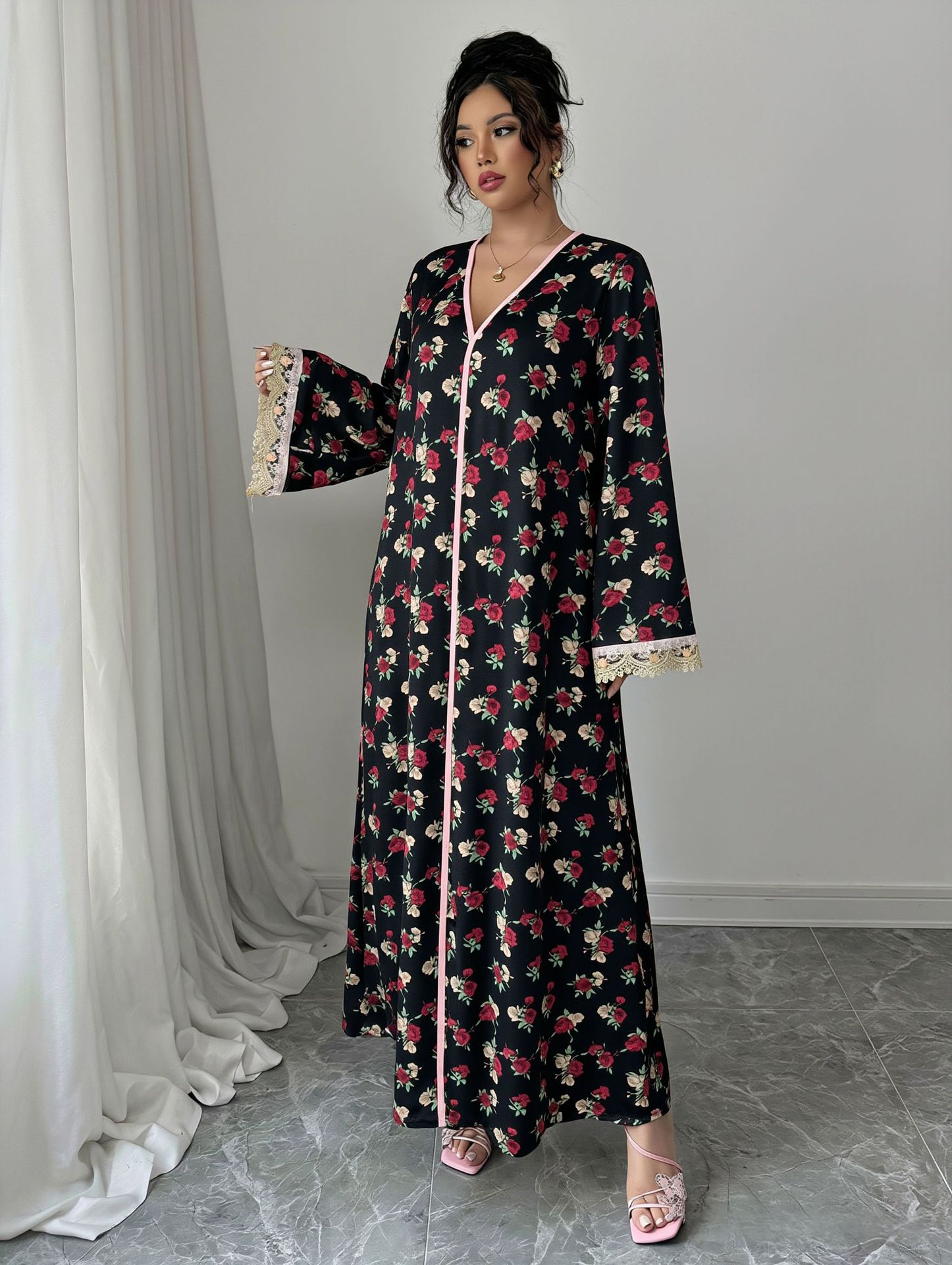 Elegant muslimsk klänning med v-ringning och spetsbroderi_voghion.com