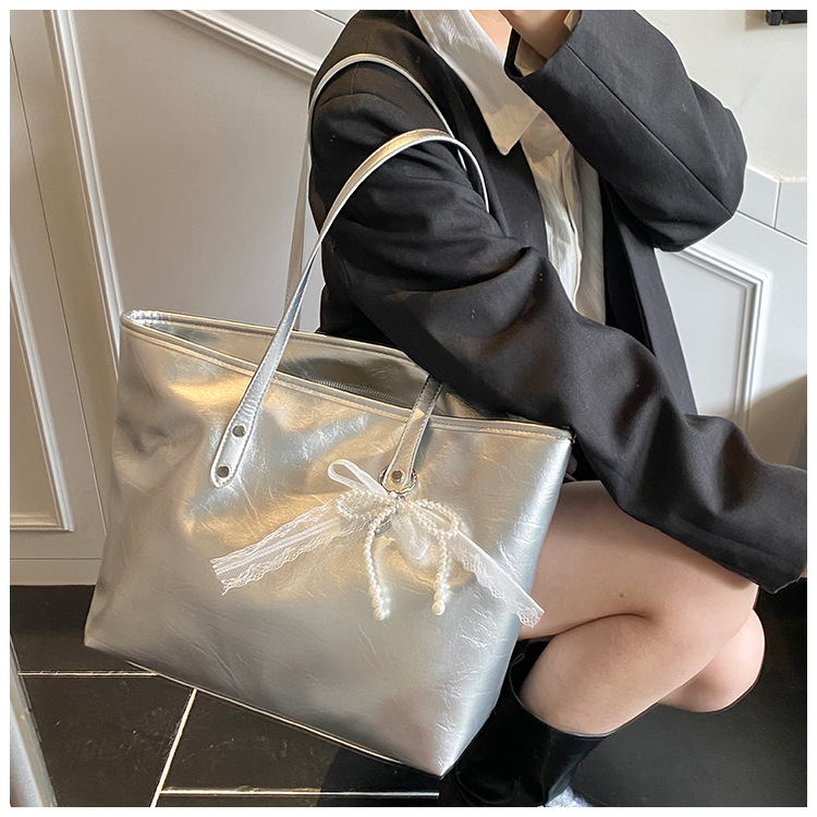 The 2025 summer new stylish and simple tote bag is a casual and trendy large-capacity tote bag with a niche design for women undefined