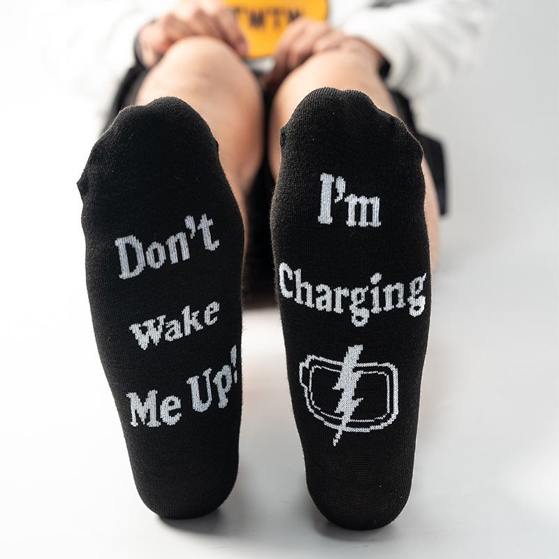 Creative Letter Pattern Mid-Calf Socks for Men and Women, Trendy Brand Breathable Sweat-Absorbing Casual Socks, New Summer Style with Charging Pattern Creative Letter Pattern Mid-Calf Socks for Men and Women, Trendy Brand Breathable Sweat-Absorbing Casual Socks, New Summer Style with Charging Pattern