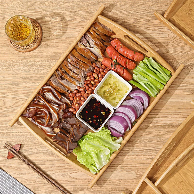 # Блюдо из баранины ломтиков с ручкой мясной поднос деревянный прямоугольный маринованная баранина копченый соус бамбуковая поднос