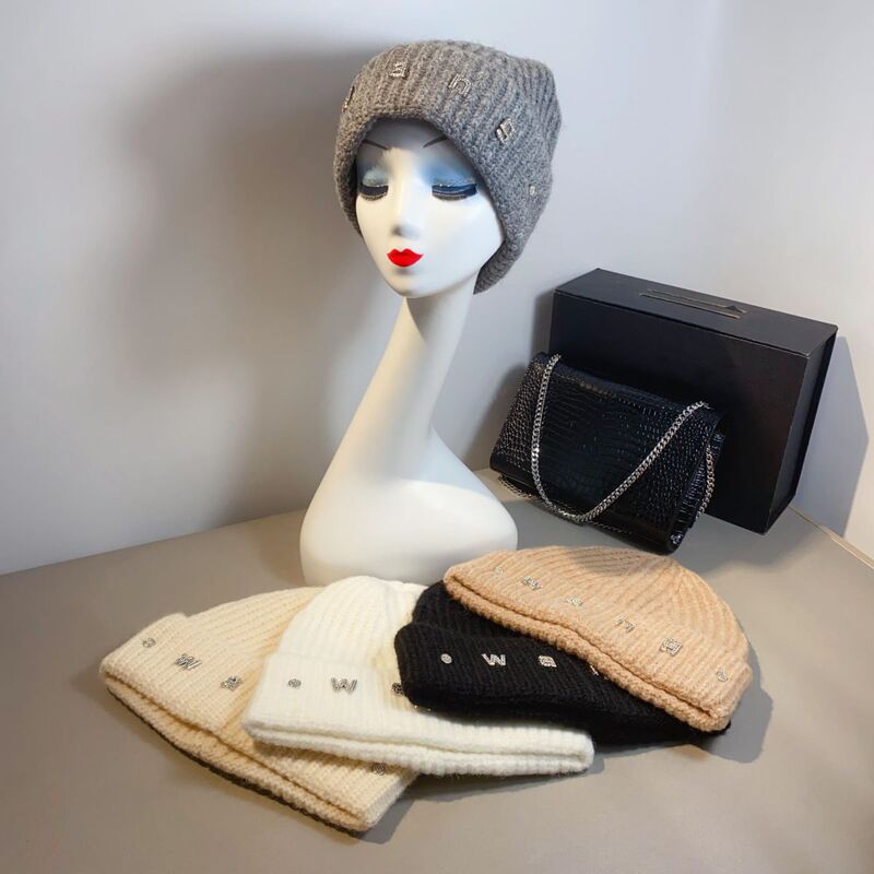 New Diamond Diamond letter fashion knitted pullover cap loose ear protection warm toe cap outdoor face-looking small wool hat
