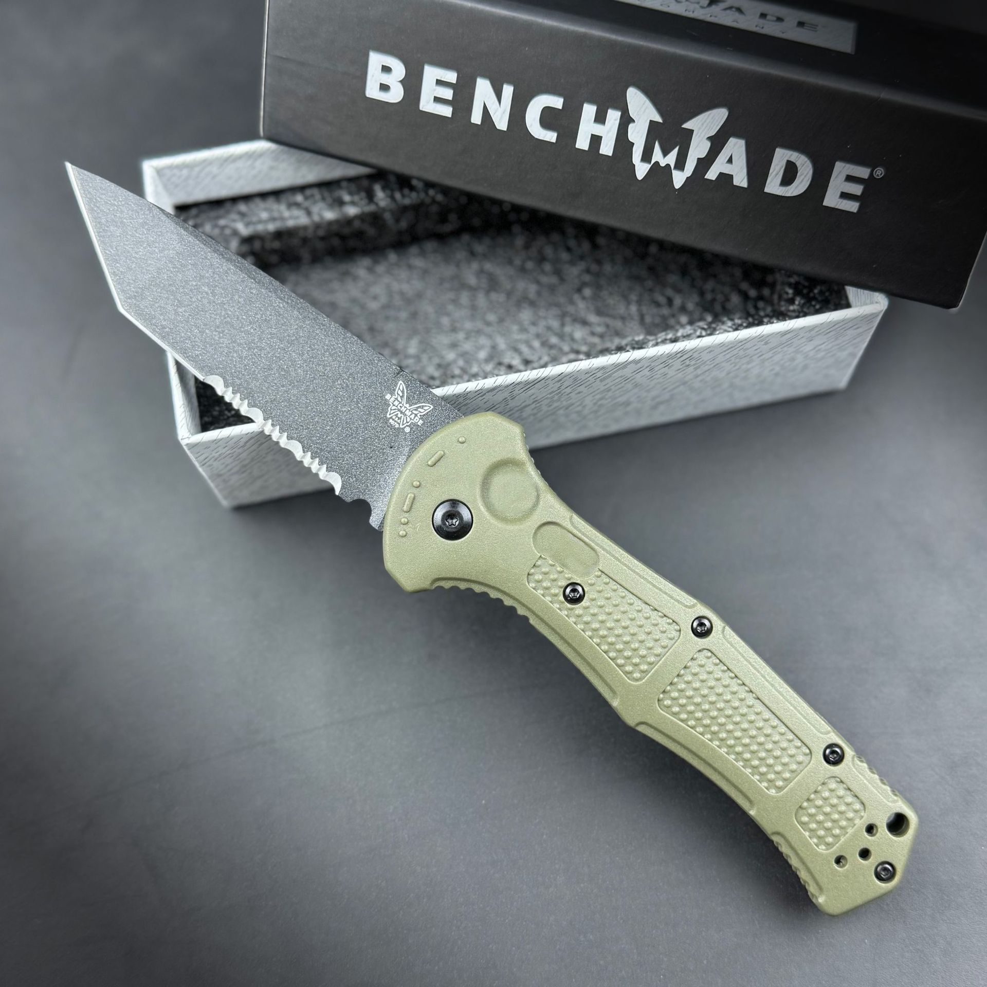 육군 녹색 사각형 머리 반 이빨