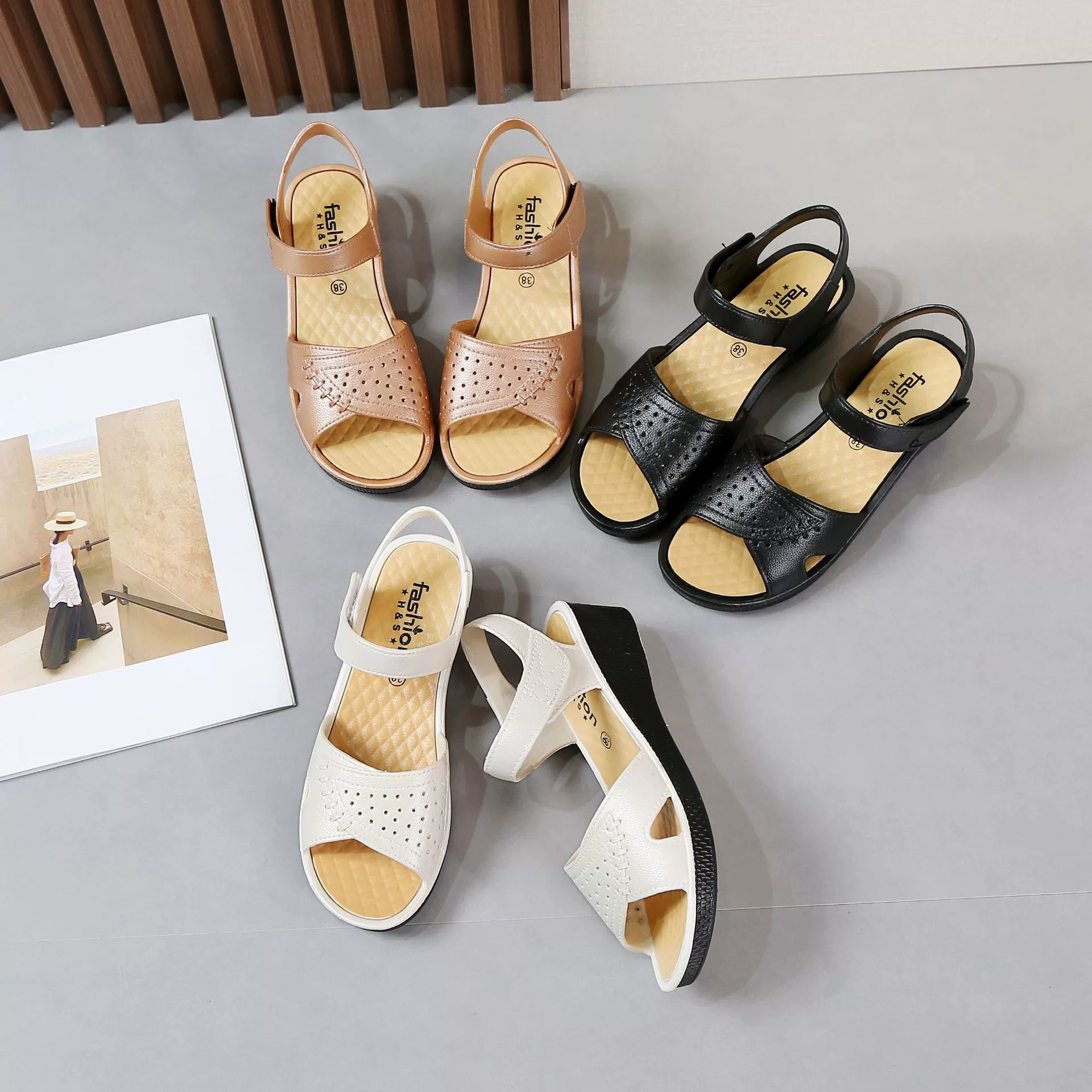 Новые женские сандалии на танкетке с толстой нескользящей мягкой подошвой и застежкой-липучкой для летнего повседневного ношения, модель 2025 года.