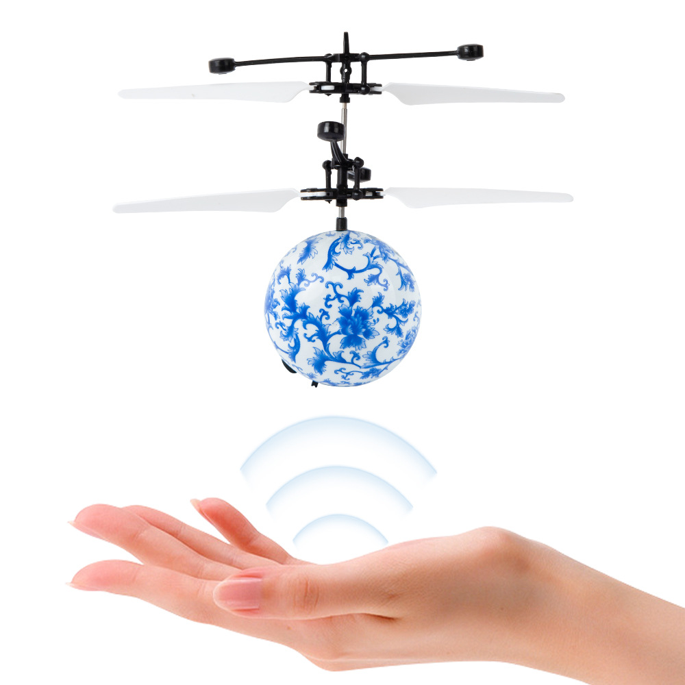 파란색과 흰색 도자기 비행 공