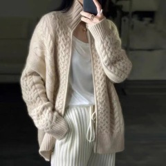 2025春秋の新型の厚いセーターのコートの女性の怠惰な風のゆったりした高襟の短いニットのカーディガン