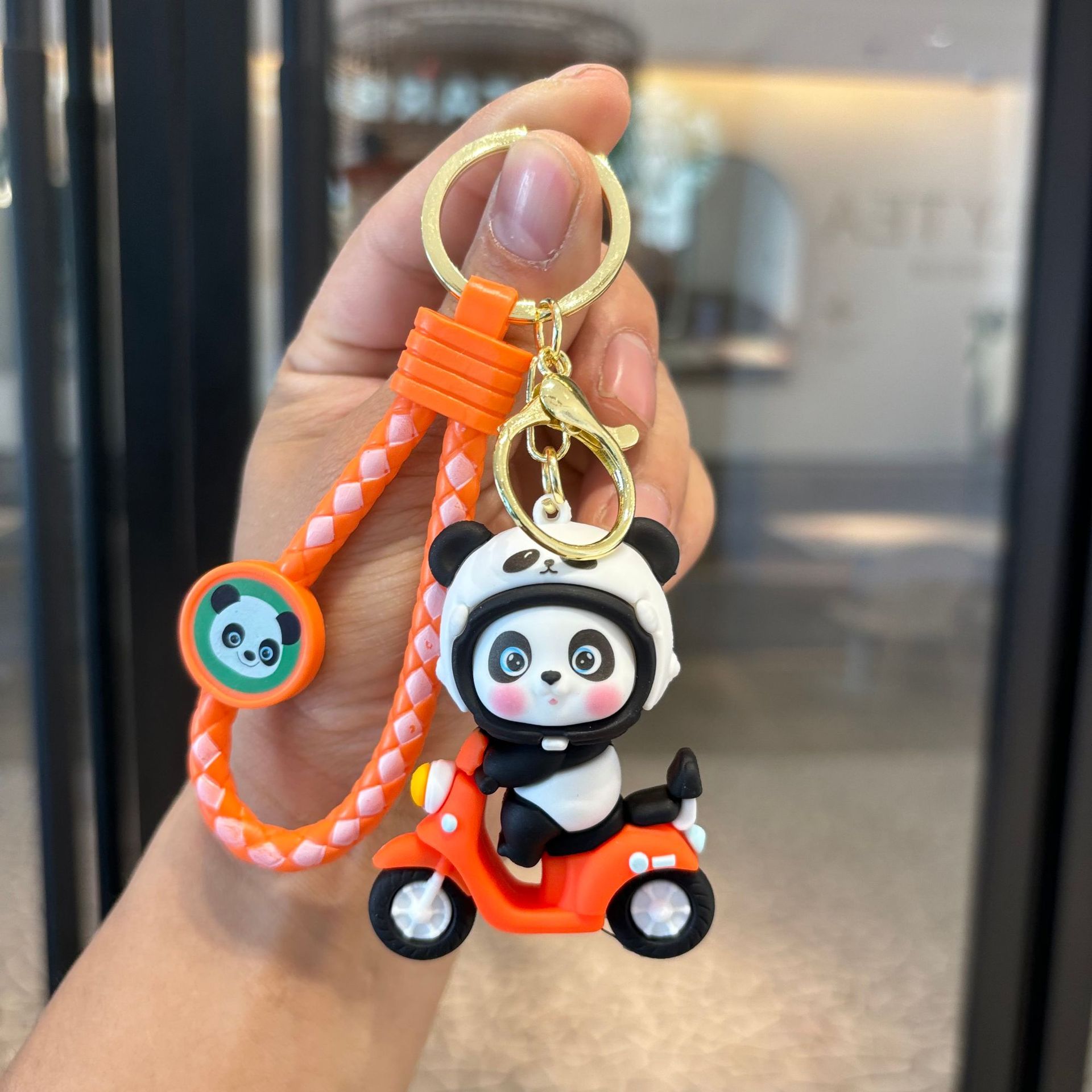 漫画のパンダの電気自動車のキーホルダーのソフトゴムの子供の自動車のキーチェーンの学生のかばんのペンダントの贈り物