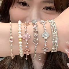 ジルコンのダイヤモンドの花の透かし彫りはブレスレットの韓国の大衆の精緻な手環の気質を調節することができます。