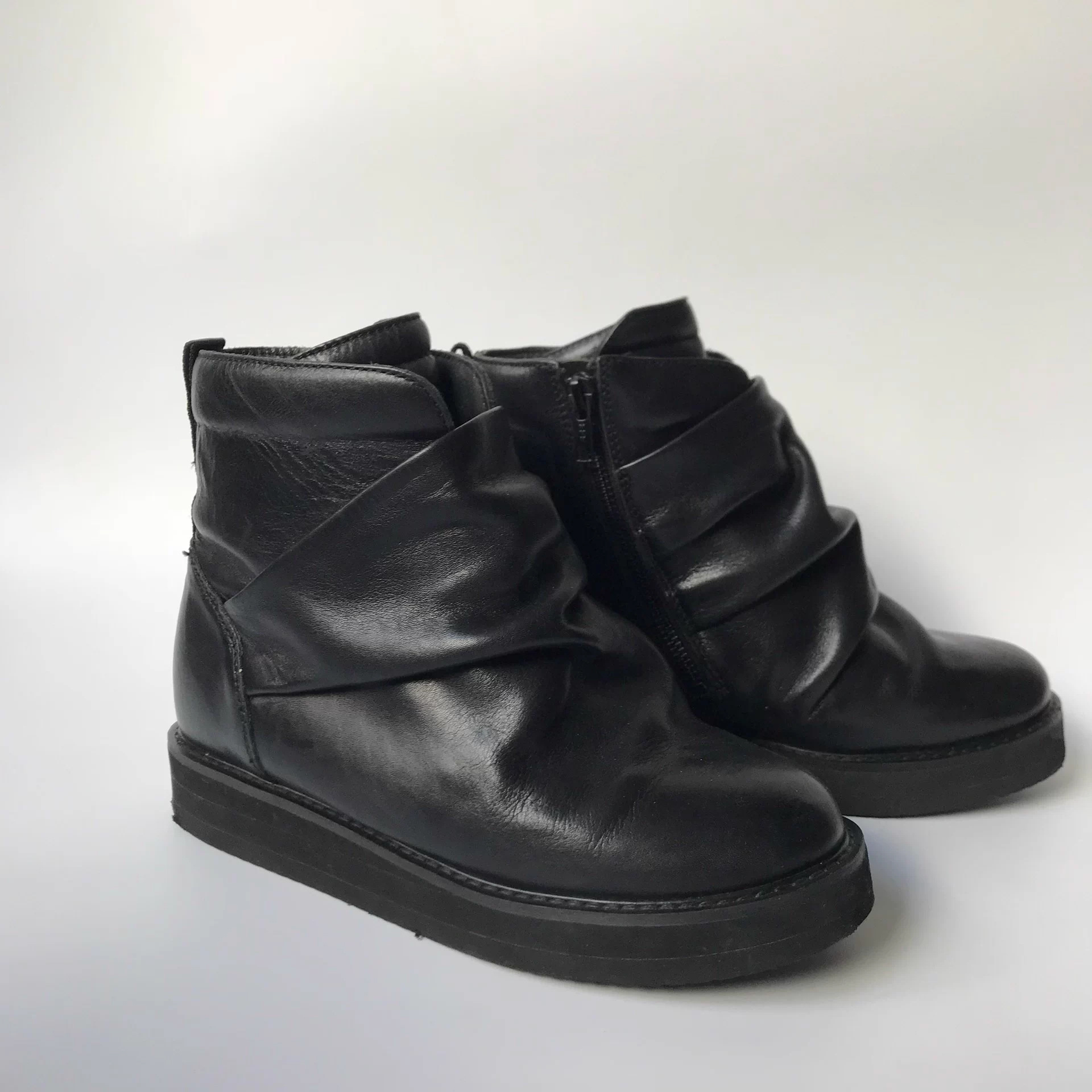 Black low boots platform with zipper