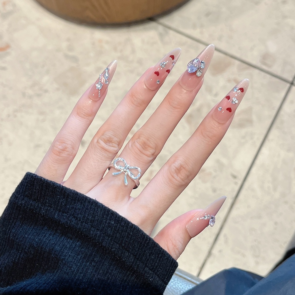 Pequeño libro rojo estilo caliente ojo de gato amor armadura de vestir dulce pieza de uñas desmontable almendra larga fábrica al por mayor manicura