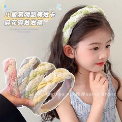 子供のカチューシャの女の子は首を絞めません。