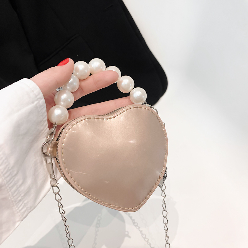 Bolsa mini retrô moderna para mulheres, nova moda verão 2022, bolsa transversal de ombro em formato de coração com corrente de pérolas, elegante e estilosa._voghion.com