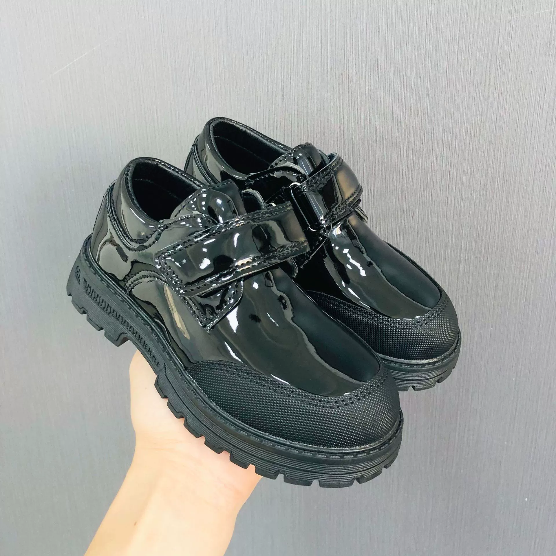 Детские классические спортивные туфли для школы 2025, новые, глянцевые, на липучке, повседневные