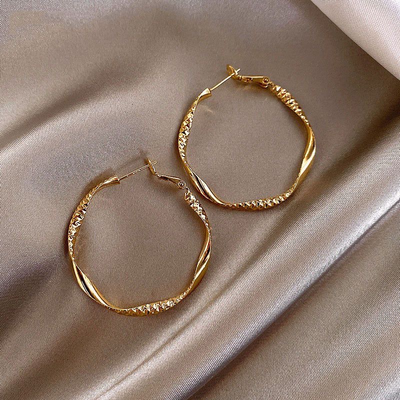 Orecchini grandi irregolari con fiori intrecciati e cerchi geometrici, accessori per le orecchie alla moda_voghion.com