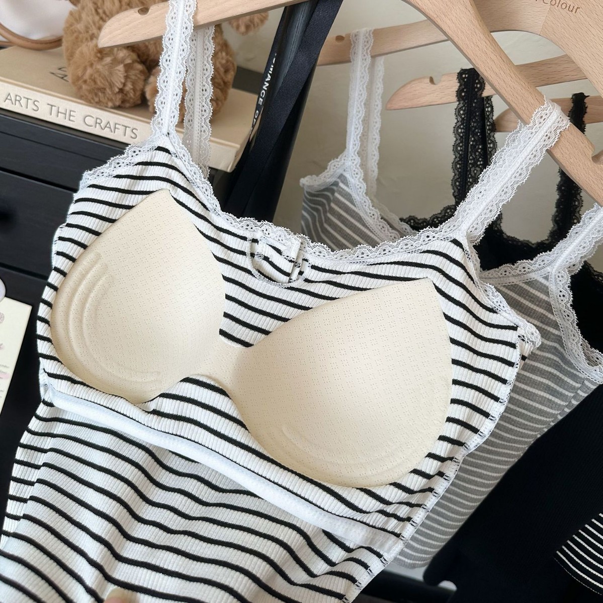 Camisola de encaje de espalda hermosa de estilo explosivo en vivo para mujer con almohadilla para el pecho, botones de uso interior y exterior, chaleco de fondo de todo fósforo de primavera y verano