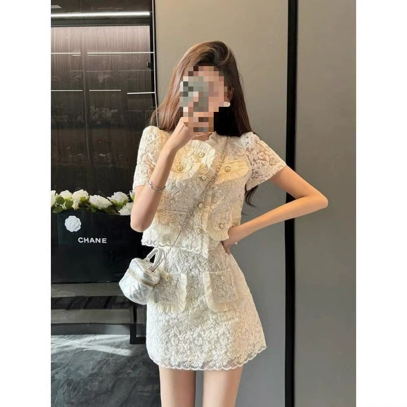 Японский высококачественный летний женский костюм 2025 года, новый стиль, миниатюрный ароматный комплект, тонкое кружевное платье с короткими рукавами и короткой юбкой, двухкомпонентный набор.