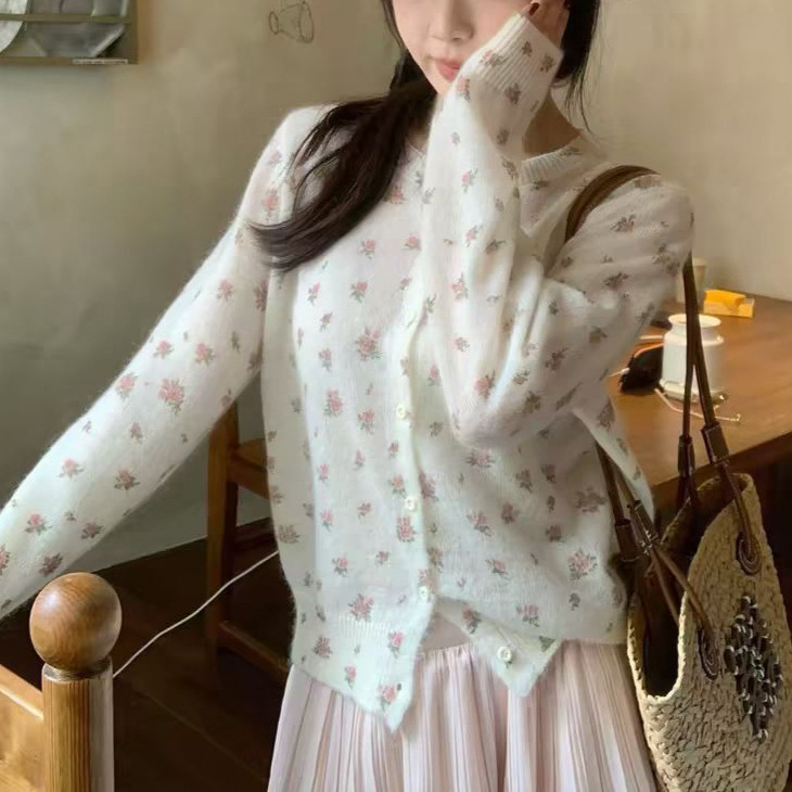 Korean Style Outfit: White Floral Long-Sleeved Knitted Cardigan for Women, Unique and Beautiful Early Spring Coat, Loose Top Korean Style Outfit: White Floral Long-Sleeved Knitted Cardigan for Women, Unique and Beautiful Early Spring Coat, Loose Top