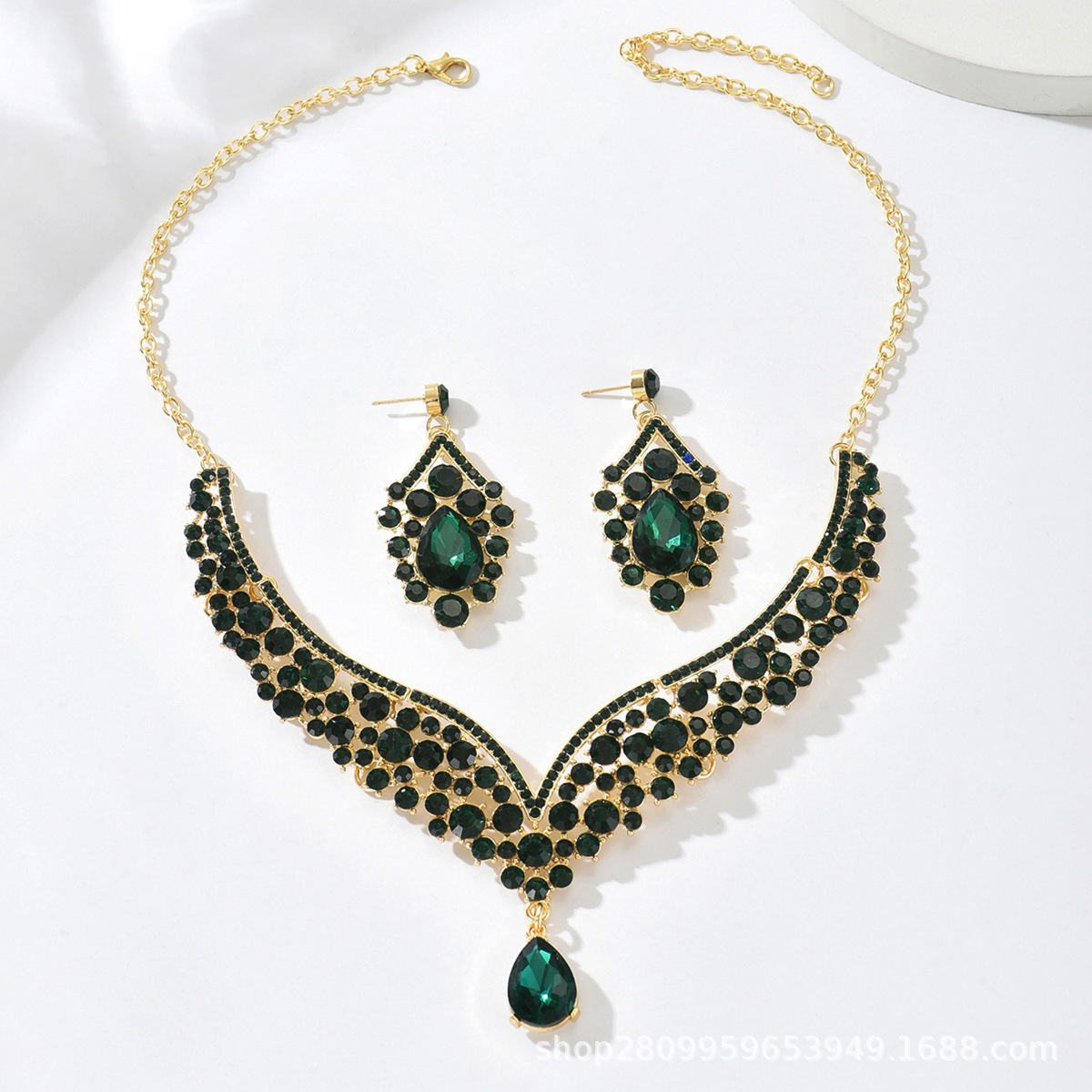 現物はレトロなアクセサリーの誇張ネックレスのイヤリングセットを提供しています。