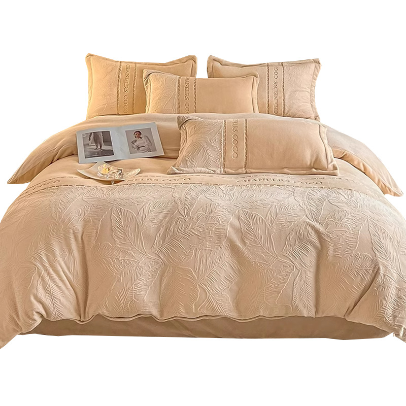 Cama de terciopelo de leche tallada de cuatro piezas 2024 nuevo estilo invierno engrosamiento coral funda de edredón sábana más terciopelo traje de tres piezas