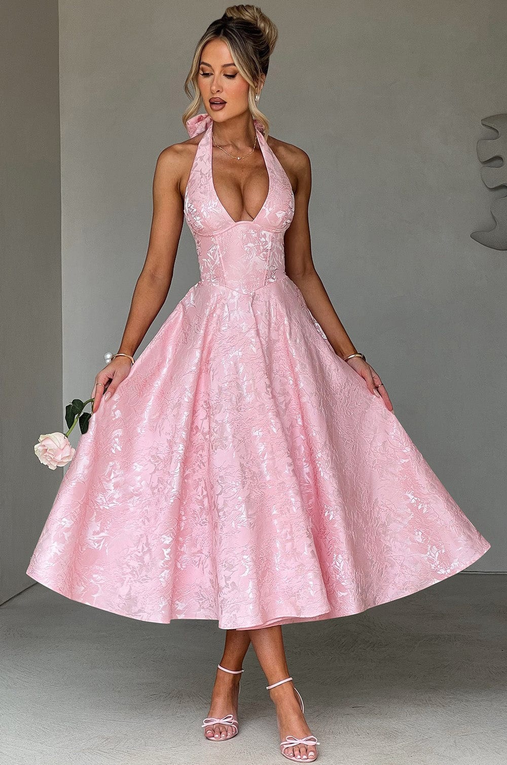 Vestido de noite elegante com decote em v e alças halter_voghion.com
