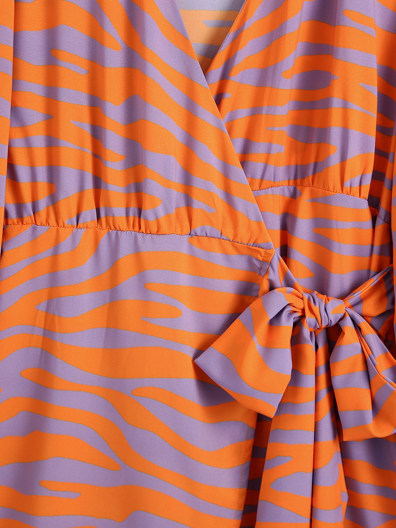 Vestido camisero naranja con estampado de cebra y manga larga con cordones NSXFL105286