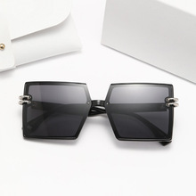 外贸尾单大框太阳镜男四叶草墨镜女便宜甩卖时尚眼镜库存处理9072