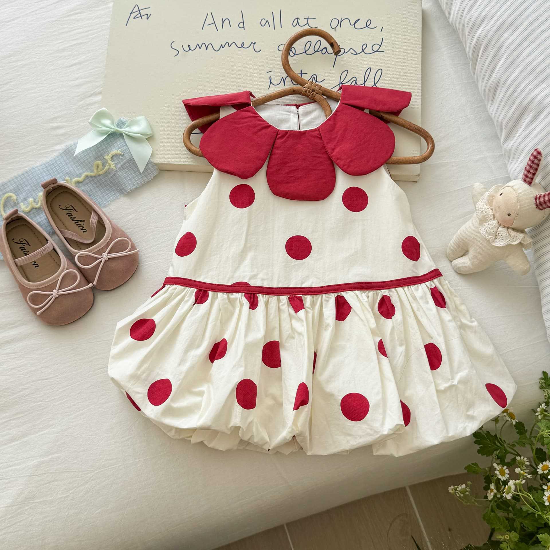 Vestido sin mangas fresco con solapa bordada de pétalos de color contrastante de siete niñas con limón salado 2025 falda de punto redondo grande de verano marea